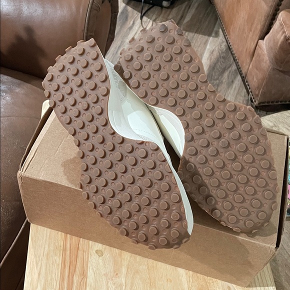 New Balance White and Orange Sneakers - Picture 2 of 4